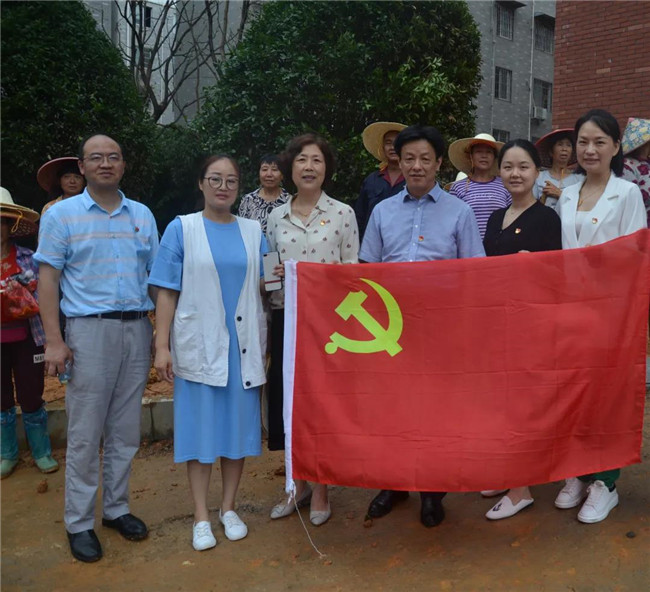 炎炎夏日送清涼,點滴關懷暖人心——城投集團各黨支部開(kāi)展“送清涼”慰問一線員工活動