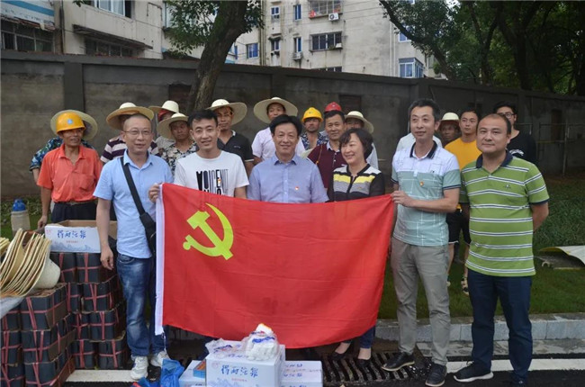 炎炎夏日送清涼,點滴關懷暖人心——城投集團各黨支部開(kāi)展“送清涼”慰問一線員工活動